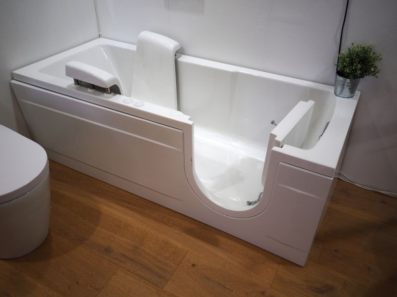 Space-Saving Alcove Tub